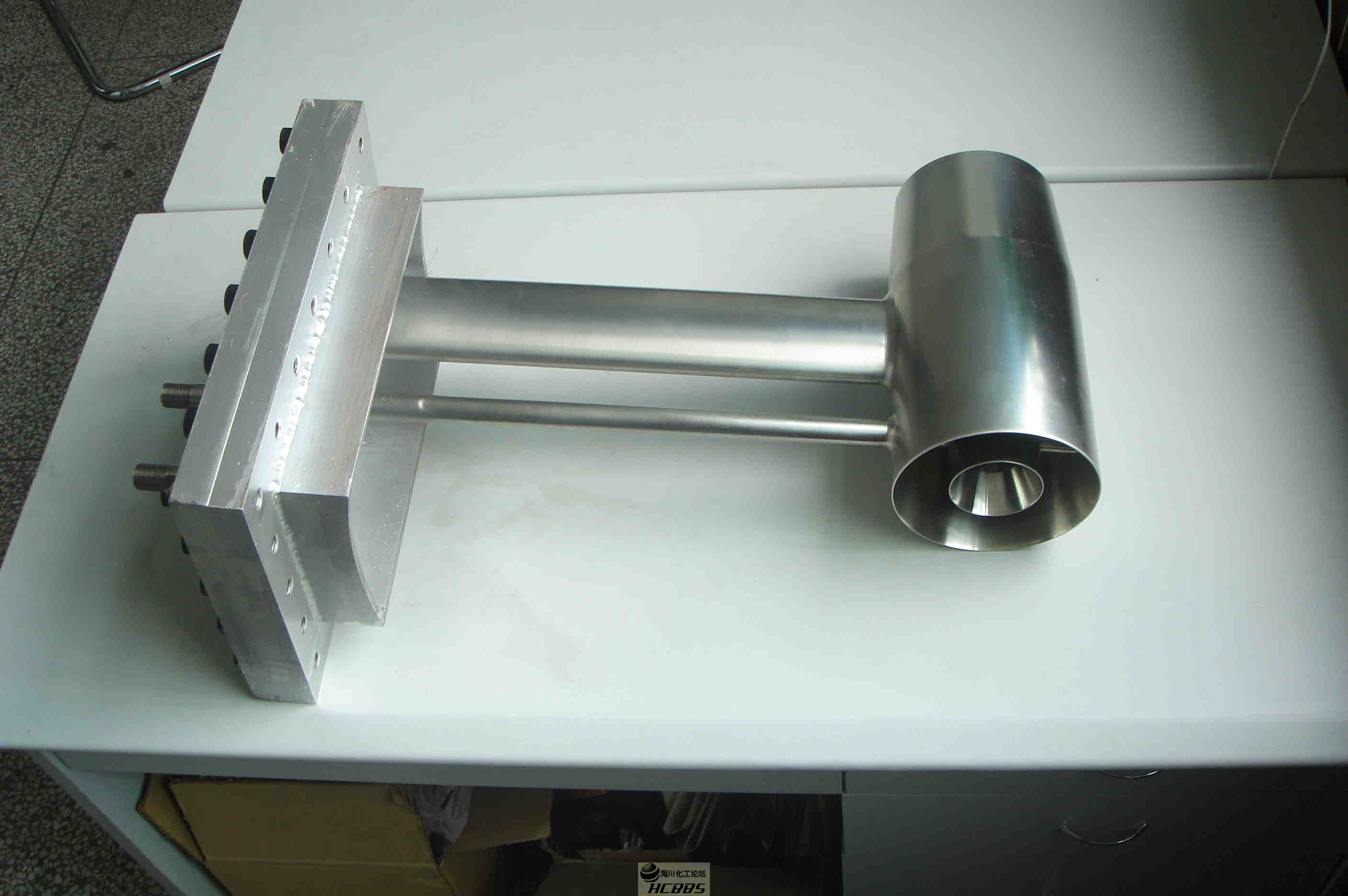 喉徑中心線安裝時(shí)一定與管中心一致。